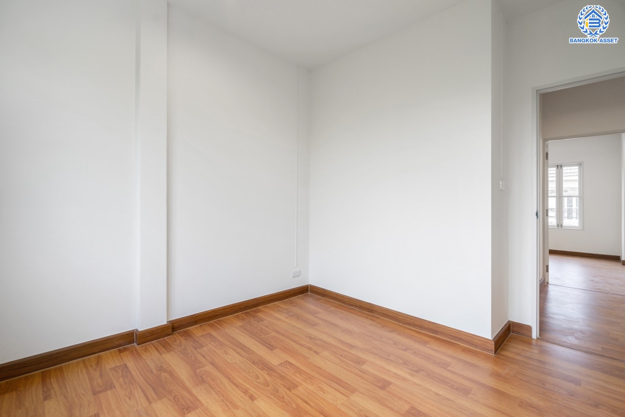 บ้านมือสองตกแต่งใหม่ ม.บุศรินทร์ วงแหวน (บ้านกล้วย-ไทรน้อย) แบรนด์ L&H เนื้อที่ 20.8 ตร.ว. ฟังก์ชัน 3 ห้องนอน 2 ห้องน้ำ ตอบโจทย์ทุกการอยู่อาศัย ใกล้เซ็นทรัลเวสต์เกต และ รถไฟฟ้า "สถานีคลองบางไผ่"